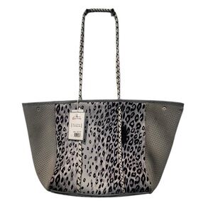 Chic Leopard Print Tote Bag in Gray